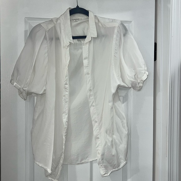 3/$40✨ Beach lunch lounge button up - Picture 1 of 4